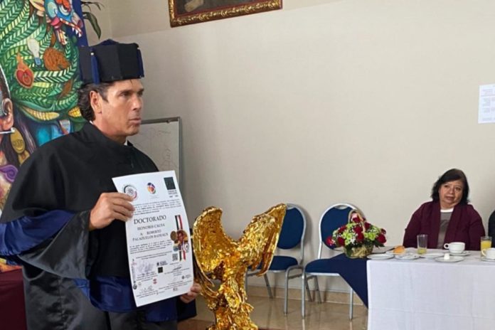 Roberto Palazuelos ha recibido un Doctorado Honoris Causa