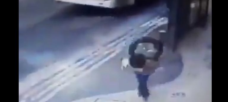 Mujer no se libra de la mala suerte, esquiva llanta y le rebota en la cabeza