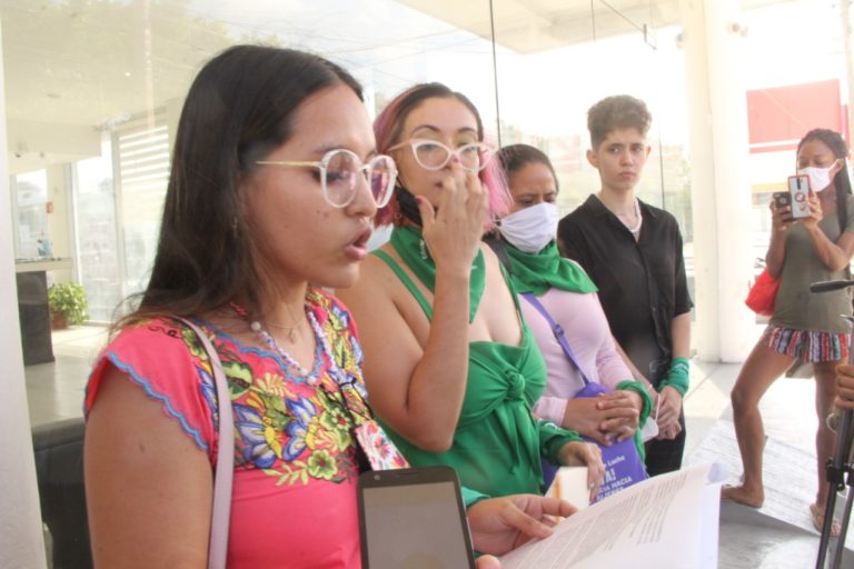 Colectivos protestan en Quintana Roo