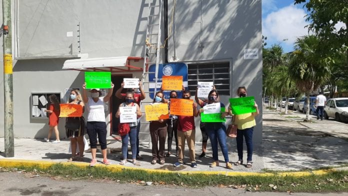 Tras ser despojada de la custodia de su hijo menor, la expareja de “El Chino”, sujeto ejecutado hace unos días en la ciudad, la madre de familia se manifestó con otras personas afuera del Juzgado primero de Distrito.