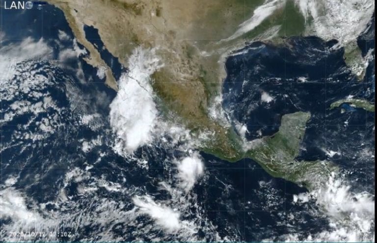 El Centro Nacional de Huracanes de los Estados Unidos advirtió sobre la presencia de un sistema de baja presión, cuyas primeras bandas ya afectan con lluvias fuertes en el arco de las pequeñas Antillas y que se prevé crucen hoy por la noche sobre Puerto Rico.