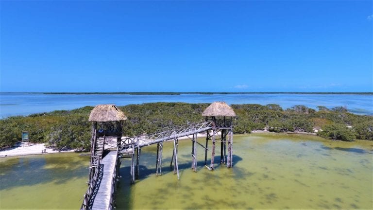 La inigualable belleza natural, riqueza histórica, infraestructura turística y calidez de la gente local, son algunos de motivos por los cuales los más de 715 mil lectores de la revista Condé Nast Traveler han ubicado a Holbox e Isla Mujeres, en el Top 5 de las Mejores islas de Norteamérica.