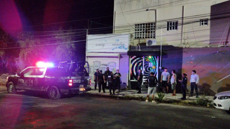 Hieren de bala a persona en barbería de Cancún