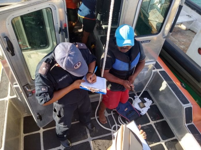 Por una falla mecánica, una lancha con una persona a bordo quedó a la deriva cerca de las costas de Isla Mujeres, debiendo ser rescatado por personal de la Secretaría de la Marina.