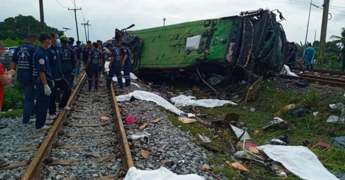 Chocan un tren y un autobús en Tailandia; hay varios muertos y heridos