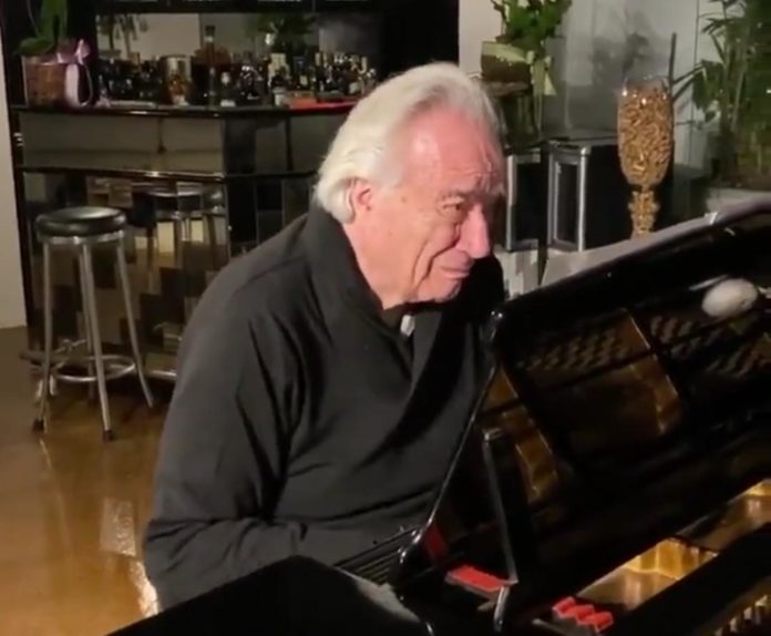 Un pianista se conmueve hasta las lágrimas, tras volver a tocar su instrumento 20 años después de hacerlo por última vez