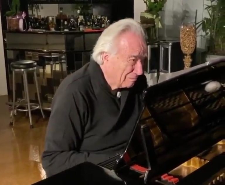 Video: Pianista vuelve a tocar luego de 20 años gracias a guantes biónicos