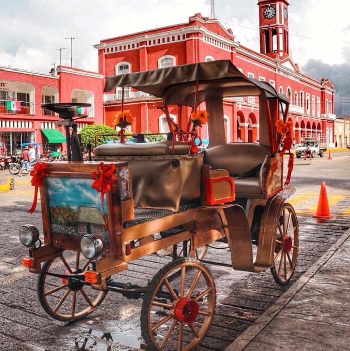 Siguiendo la premisa de cuidar la integridad de los animales y al mismo tiempo preservar los tradicionales paseos por Motul, en este destino se ha creado las primeras calesas sin caballos para que los visitantes recorran la belleza de este lugar en un transporte bello.