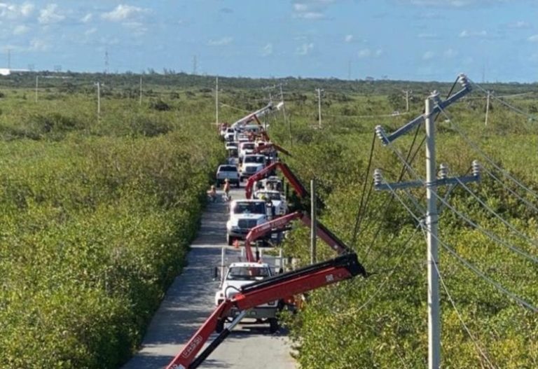 Continúan trabajos de la CFE para restablecer energía eléctrica en Quintana Roo