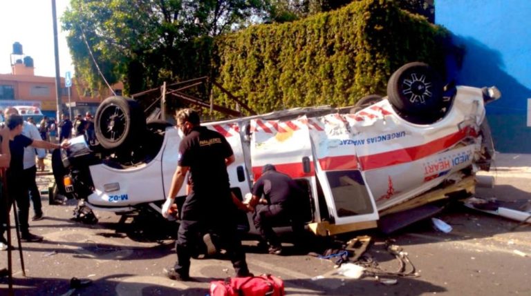 Una volcadura de ambulancia ocurrió ayer en la Cdmx; quedó grabado el incidente