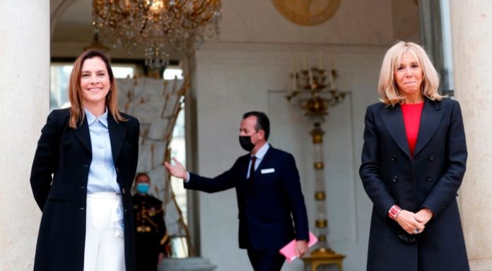 Critican a Beatriz Gutiérrez Müller por haber ido a París, Francia para reunirse con la primera dama de ese país