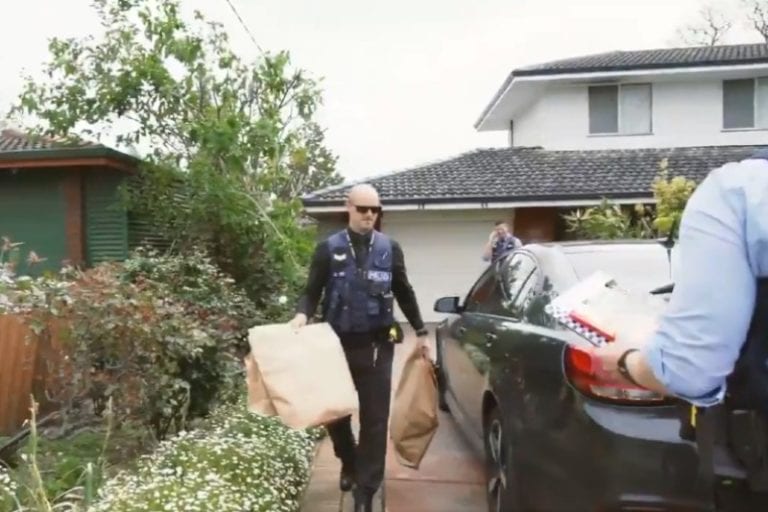 Hombre encuentra y golpea a violador de su hija; autoridades le levantan cargos penales 