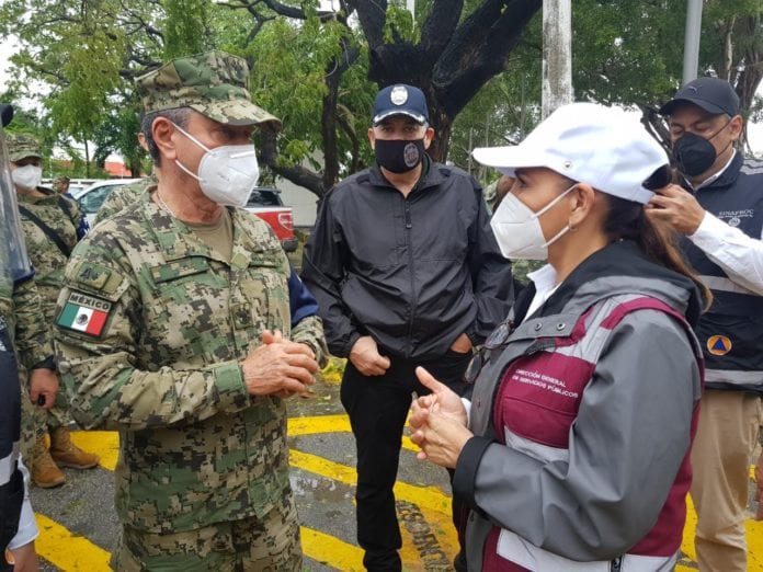 En cuanto lo permitieron las condiciones climáticas derivadas del Huracán “Delta” en Categoría 2, la Presidente Municipal de Benito Juárez, Mara Lezama, acudió al auxilio de la población en las zonas inundables de la ciudad, además que verificó personalmente incidentes y daños en las playas del municipio.