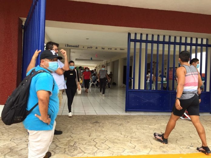 Turistas regresan a sus centros de hospedaje en la Zona Hotelera de Cancún