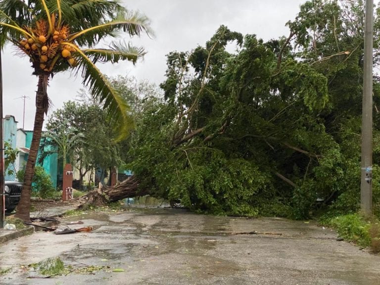 ‘Delta’ deja sin luz a la mitad de habitantes en Cancún, Playa del Carmen y Cozumel