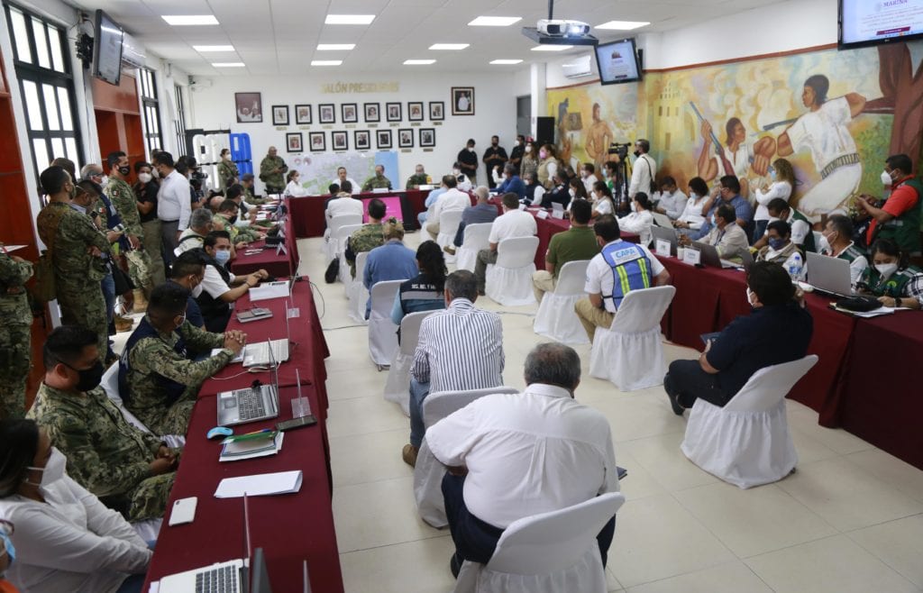 Autoridades de los tres órdenes de gobierno en materia de protección civil y las fuerzas armadas instalaron el Centro de Mando en Cancún, ante la inminente llegada del huracán Delta en próximas horas, para sumar esfuerzos y coordinar acciones que resguarden la integridad física y patrimonial de ciudadanos y turistas.