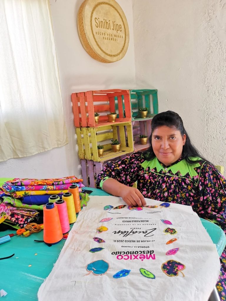 "Para realizar los reconocimientos, las artesanas emplearon algunas técnicas como el bordado, que no habían utilizado en 10 años, por lo que cada uno de ellos son piezas únicas y llevan un sello artesanal que exalta las fortalezas de cada pueblo. Un trabajo lleno de corazón, calidez y habilidad2, informó México Desconocido.