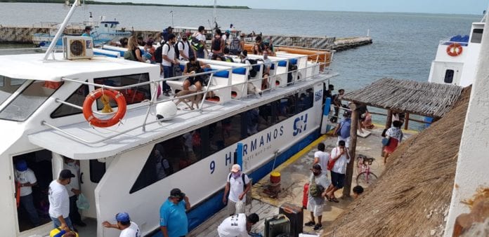 Esta tarde los transportes marítimos de la isla de Holbox arribaron al Puerto de Chiquilá con cientos de turistas y Lázarocardenses, debido al paso del huracán 