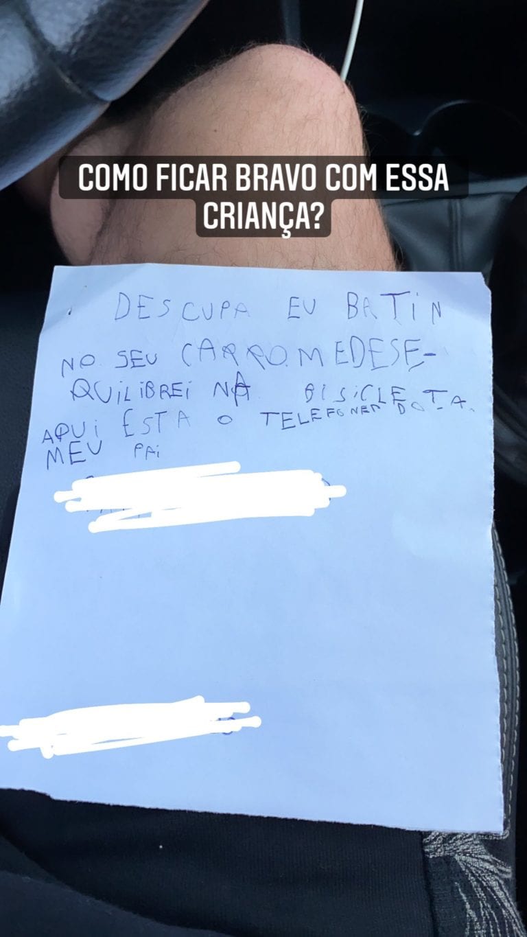 ¡Emotivo! Niño golpeó con su bicicleta un automóvil y dejó una nota pidiendo perdón