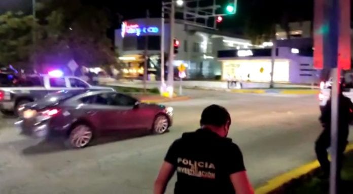 Un hombre fue herido de bala esta noche, en el cruce de las avenidas Palenque y Xcaret, casi frente a la Plaza Hollywood, en la Supermanzana 21. Dos personas fueron detenidas como sospechosas.