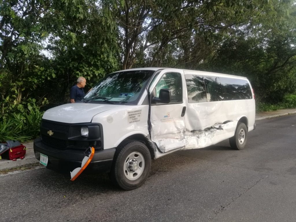 Los protagonistas de esta colisión fueron una camioneta de transporte turístico blanca y una camioneta particular roja, que al parecer iban lado a lado en actitud agresiva, por algún desacuerdo mientras conducían en el bulevar Kukulcán. A la altura del kilómetro 10.5, alguna invadió el carril de la otra, colisionando las unidades de costado.