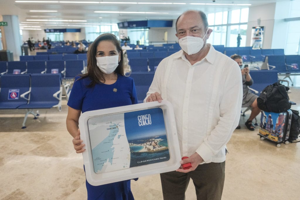 “Recibimos con los brazos abiertos a nuestros turistas, hoy (domingo) llegó el vuelo de Air France. El gigante turístico está de pie siempre preponderando la salud y la vida”, expresó la Primera Autoridad Municipal.