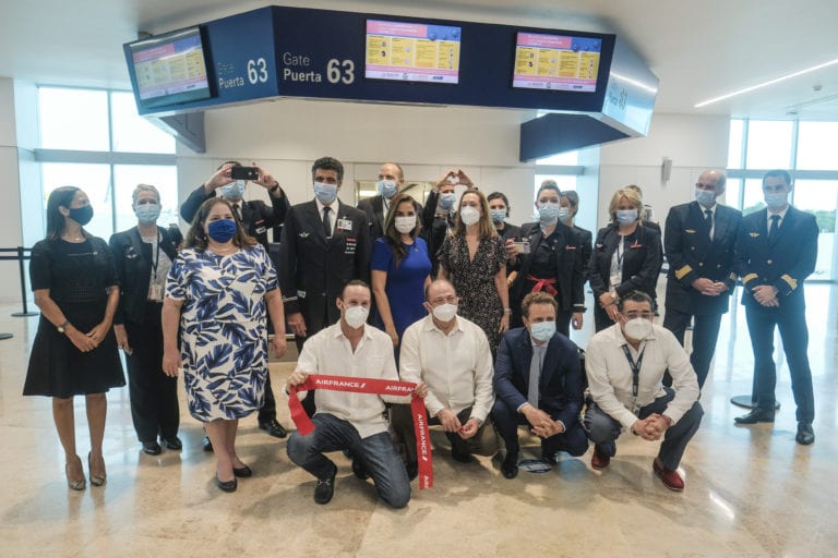 Autoridades estatales y municipales realizaron el corte del listón para recibir el vuelo París-Cancún de la aerolínea Air France en el Aeropuerto Internacional de Cancún y celebraron la reactivación turística gradual, ordenada y responsable tras las afectaciones ocasionadas por la pandemia de COVID-19.