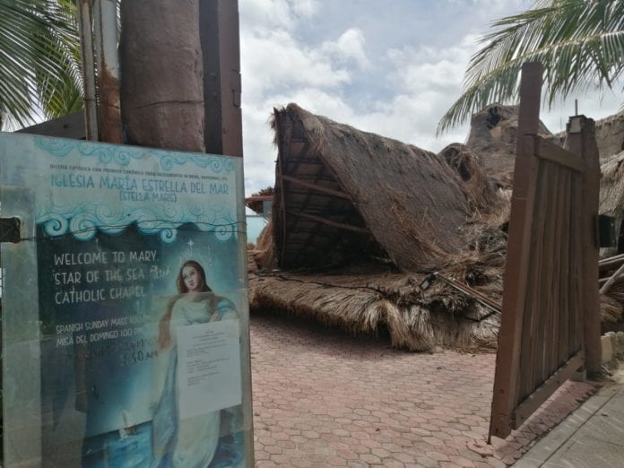La palapa de la emblemática capilla “María Estrella del Mar” de Puerto Juárez colapsó a causa de los fuertes vientos y lluvia traídos por la tormenta tropical Gamma.