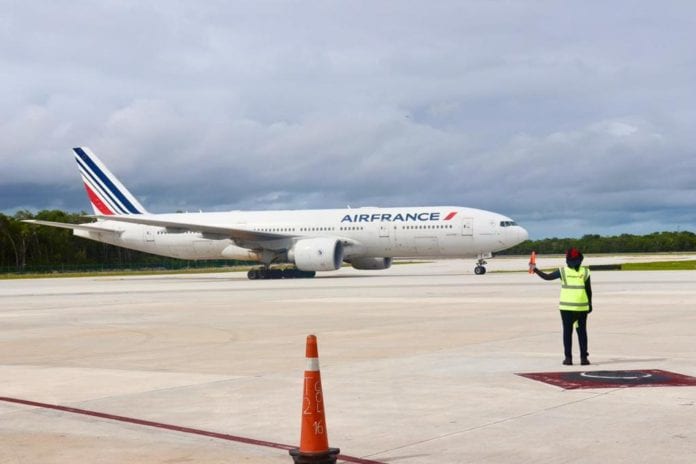 Tras pausar temporalmente sus vuelos hacia Cancún en marzo de 2020 por la contingencia sanitaria mundial, desde hoy, Air France restableció la ruta y conectará, una vez más, Francia, y el mundo, con el Caribe Mexicano; por ello fue recibido el primer vuelo desde París en el Aeropuerto Internacional de Cancún.