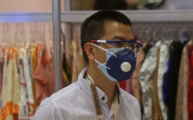 Cubrebocas con válvula no sirven para prevenir el coronavirus: Secretaría de Salud