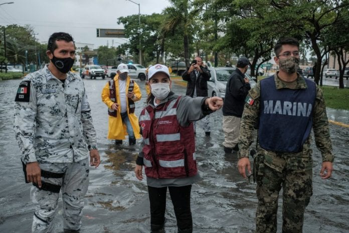 Desde el Centro de Mando instalado en el Palacio Municipal, la Presidente Municipal de Benito Juárez, Mara Lezama hizo un llamado a los cancunenses a mantenerse en casa ante la alerta roja por la el paso de la tormenta tropical “Gamma” al Estado de Quintana Roo.