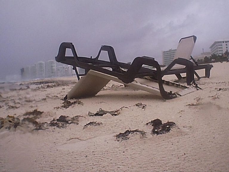 Retiran a bañistas de playas de Cancún por tormenta “Gamma”