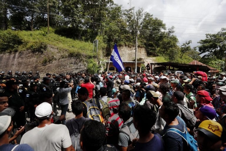 Guatemala detiene a 2 mil migrantes hondureños de la caravana