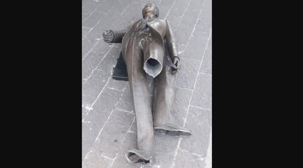 Para buena fortuna se trabaja hoy para que "El hombre del portafolio", una obra abrazada por la comunidad, vuelva a estar de pie, tras la vandalización sufrida hace unos meses, hecho que como su creador, el escultor Miguel Peraza ha dicho, lo convirtió en una "anti escultura".