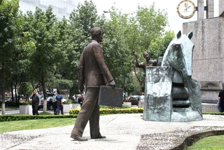 Para buena fortuna se trabaja hoy para que "El hombre del portafolio", una obra abrazada por la comunidad, vuelva a estar de pie, tras la vandalización sufrida hace unos meses, hecho que como su creador, el escultor Miguel Peraza ha dicho, lo convirtió en una "anti escultura". 