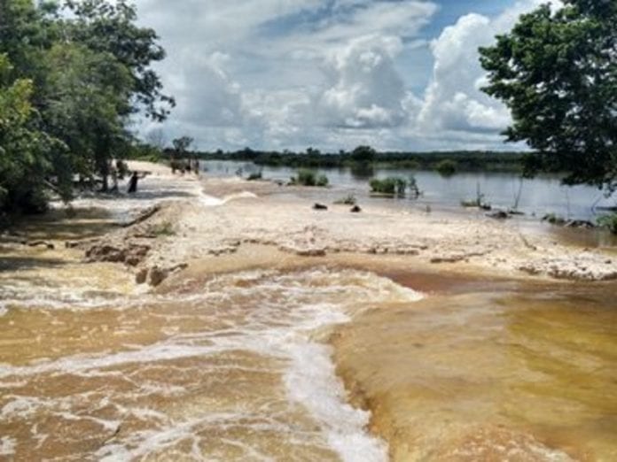 Las fuertes lluvias ocasionadas por el Frente Frío número 4, han dejado incomunicadas a dos comunidades de Bacalar, como reportó el Sistema Estatal de Protección Civil de Quintana Roo.