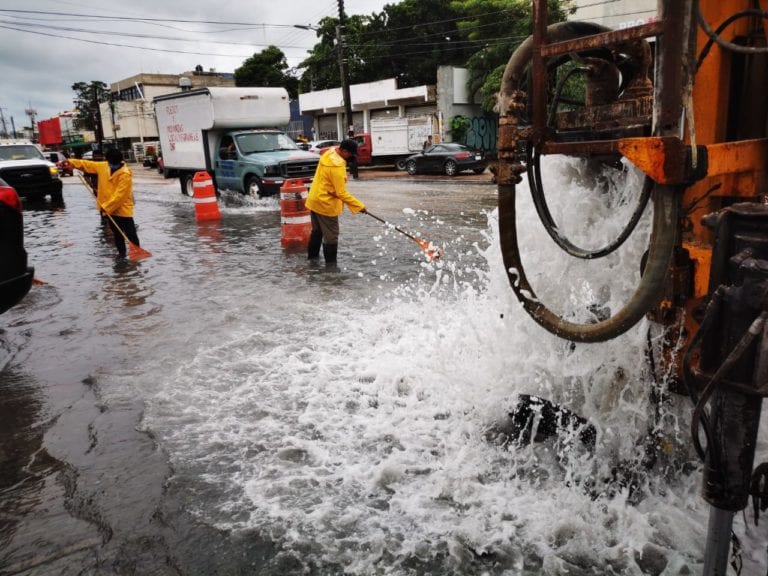 Ante las lluvias ocasionadas en Cancún por la Depresión Tropical número 25 y el frente frío número 4 que afecta a todo el país, el Ayuntamiento de Benito Juárez activó el “Operativo Tormenta” e inició trabajos de vigilancia, difusión, prevención y reacción en diversos puntos de la ciudad, con el apoyo de más de 200 elementos de diversas dependencias municipales.