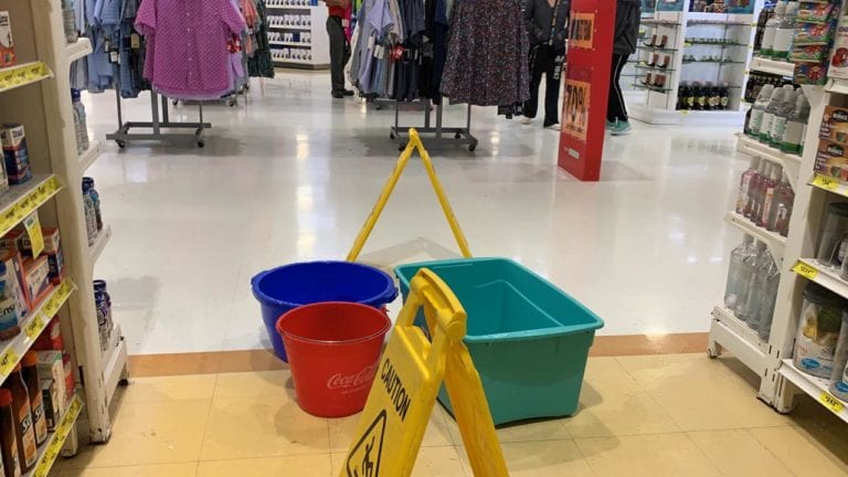 Goteras del Mega Soriana provocan la caída de un abuelito en Playa del Carmen