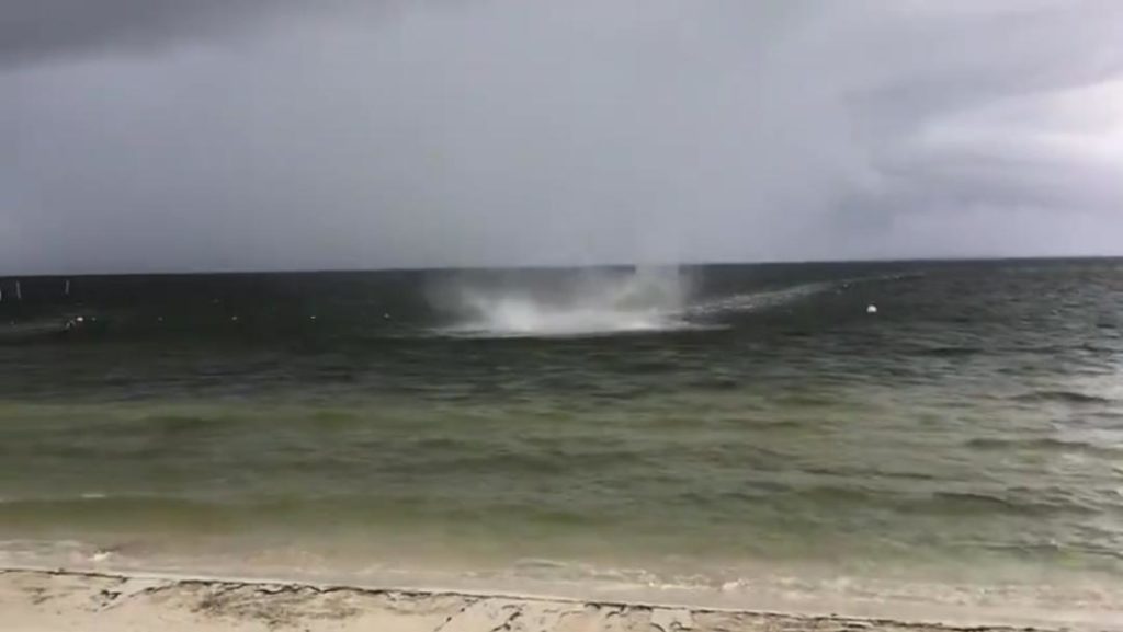 Se formó una tromba marina en Cancún; todo quedó grabado en video