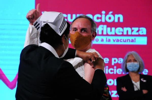 Se vacuna López-Gatell contra la influenza en plena conferencia de prensa