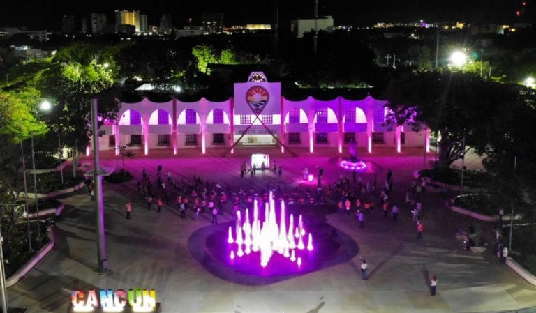 Se “viste” de rosa el palacio municipal de Benito Juárez