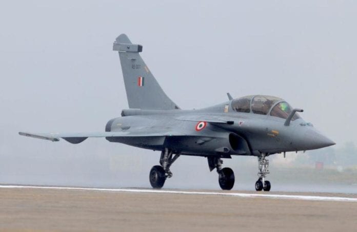 Un avión rompió la barrera del sonido en París y causó alarma