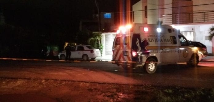 Un taxista del sindicato “Tiburones del Caribe” fue asesinado a balazos al interior de su casa, esta noche en la colonia Tumben Ka de esta cabecera municipal.