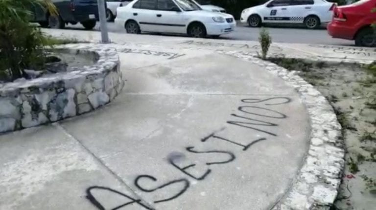 Familiares de los 12 albañiles desaparecidos, que se presumen fueron asesinados y enterrados clandestinamente en los alrededores y el interior del hotel Planet Hollywood, todavía en construcción en la Zona Continental de Isla Mujeres, grafitearon la entrada de este desarrollo con la palabra “asesino” múltiples veces.