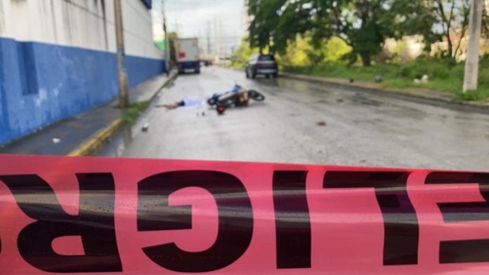 Un hombre que conducía una camioneta de la marca Mercedes Benz no respetó su alto obligatorio y chocó contra un motociclista, que perdió la vida, en el primer cuadro de la ciudad.