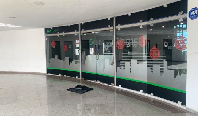 Una empresa que ofrecía créditos y que, todo indica, en realidad funcionaba con un esquema de “pirámide” reapareció hoy en otra plaza, luego de cerrar y huir de su ubicación original, pero sus ex clientes los descubrieron y llamaron a la policía, aunque sin lograr nada.