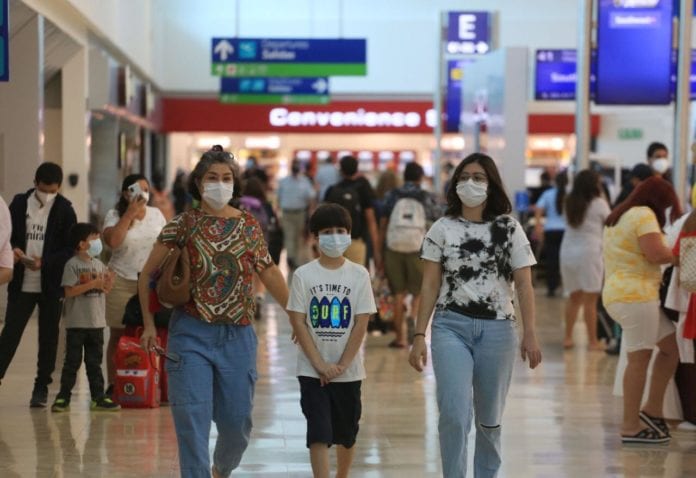 Ante el inicio de la temporada decembrina e incremento en la llegada de visitantes a Cancún, que se mantiene como el destino favorito de turistas nacionales e internacionales, este polo turístico avanza de manera gradual, ordenada y responsable en la recuperación turística y económica, anteponiendo la salud de ciudadanos en la pandemia de COVID-19.