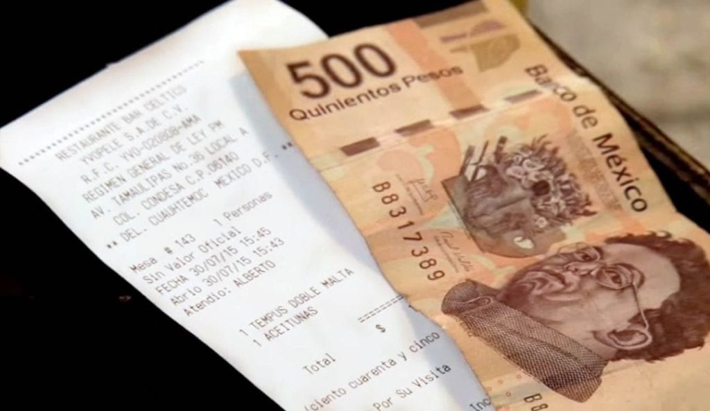 Hombre deja propina de 60 mil pesos a restaurante que iba a cerrar