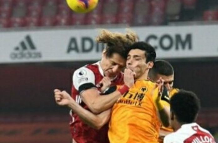 Fue operado con éxito el delantero Raúl Jiménez luego de la lesión que sufriera ayer en su juego contra el Arsenal