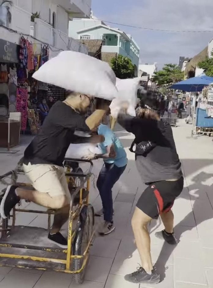 Quintana Roo.-Un poco de humor en tiempos sinuosos no es pecado y eso lo sabe el influencer Julius Dein, quien tuvo la idea de repartir almohadas para armar una guerra de almohadazos en la Quintan Avenida, playas y calles de Playa del Carmen.